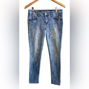 American Eagle Outfitters: Light Blue Skinny Jeans with Subtle Pattern